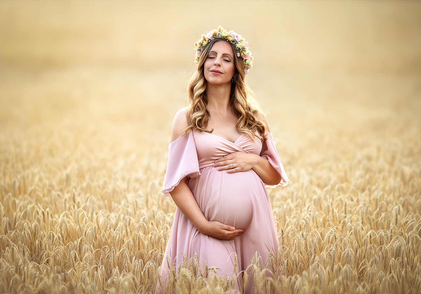 Babybauchshooting, Berlin, Schwangerschaftsfotos, Erinnerungen, Fotografie, Schwangerschaftsglück, Vorfreude, Liebe, Bauchkugel, Babybauch, Outdoor-Shooting, Studio-Shooting, kreative Posen, emotionale Aufnahmen, natürliche Schönheit, professioneller Fotograf, Erinnerungsfotos, besondere Momente, zarte Aufnahmen, einzigartige Schwangerschaft, Bauch bemalen, Kleidung für das Shooting, Partner einbeziehen, Berliner Kulisse, individuelles Styling